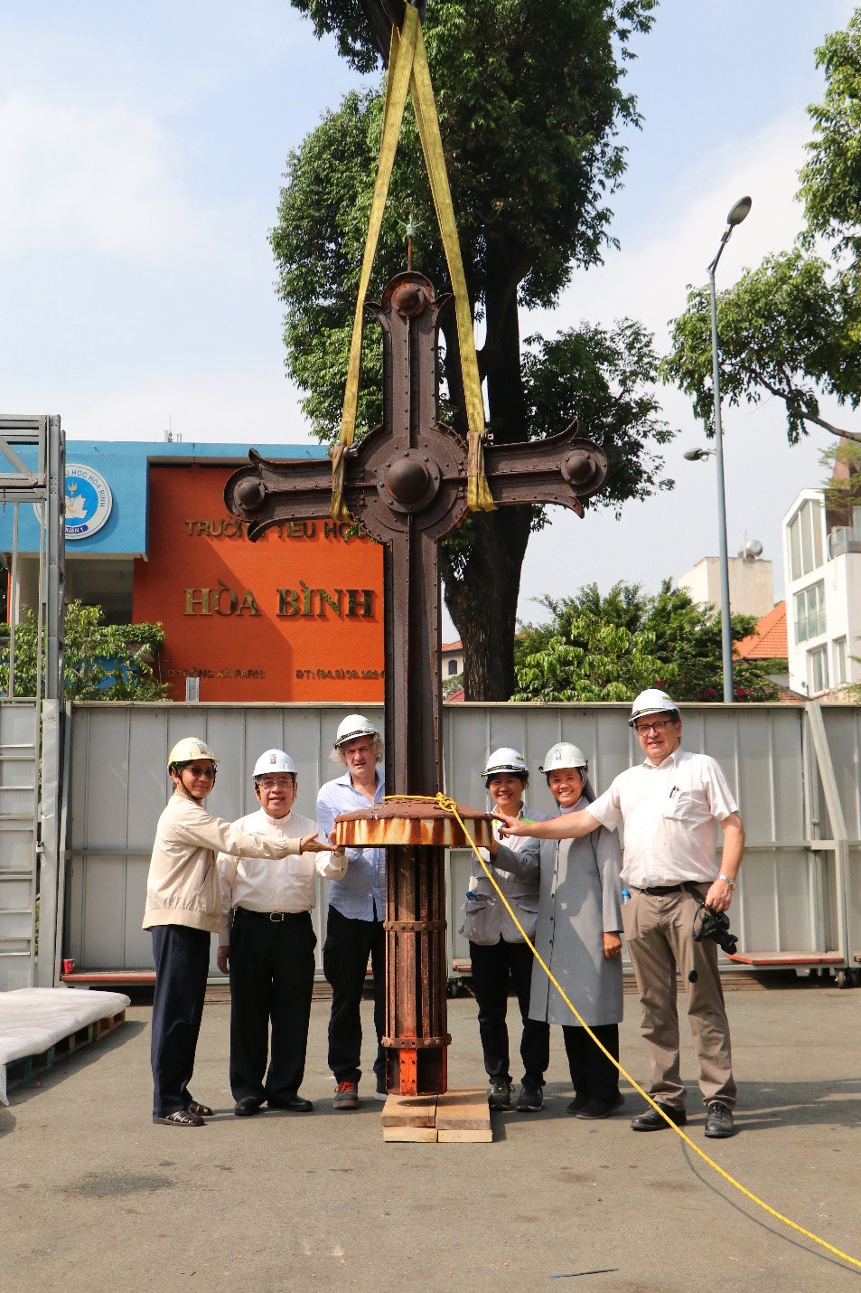 Toàn cảnh Thánh giá khi được hạ xuống đất. Ảnh: Tổng giáo phận Sài Gòn.