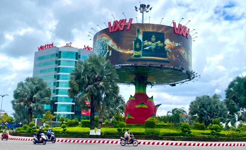 Công trình cây, trái thanh long tại vòng xoay đường Hùng Vương - Tôn Đức Thắng, TP Phan Thiết, tỉnh Bình Thuận gây nhiều tranh cãi về chủ nhân thực hiện trong thời gian qua. Công trình cây, trái thanh long tại vòng xoay đường Hùng Vương - Tôn Đức Thắng, TP Phan Thiết, tỉnh Bình Thuận gây nhiều tranh cãi về chủ nhân thực hiện trong thời gian qua.