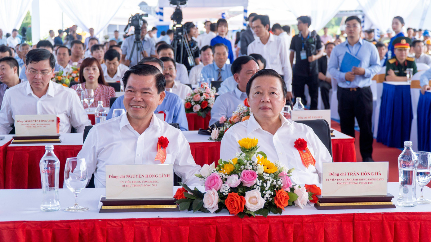Phó Thủ tướng Trần Hồng Hà (bìa phải) và Bí thư Tỉnh uỷ Đồng Nai Nguyễn Hồng Lĩnh tham dự lễ khởi công. Phó Thủ tướng Trần Hồng Hà (bìa phải) và Bí thư Tỉnh uỷ Đồng Nai Nguyễn Hồng Lĩnh tham dự lễ khởi công.