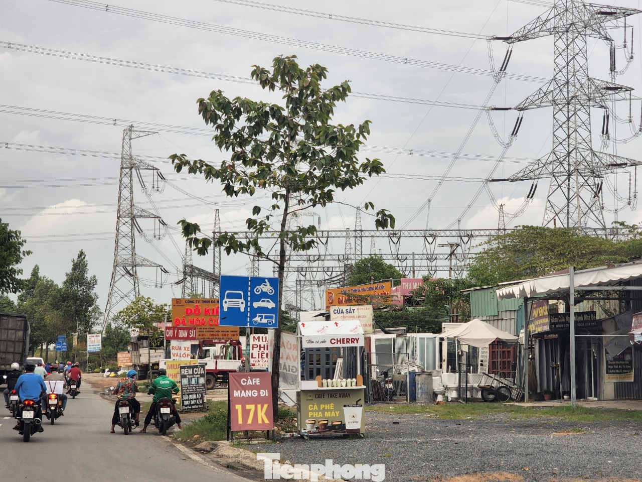 Những nhà dân này nằm dưới đường dây điện cao thế.