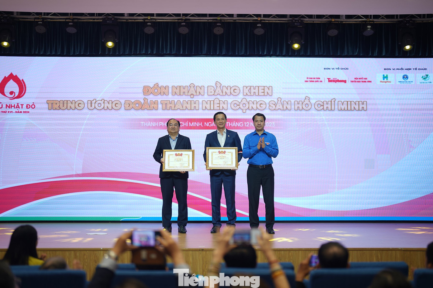 Anh Ngô Văn Cương - Bí thư T.Ư Đoàn trao bằng khen cho Công ty Cổ phần Phát triển Hùng Hậu và Trường Đại học Văn Hiến vì đã có những đóng góp tích cực và hiệu quả trong chương trình Chủ nhật Đỏ. Anh Ngô Văn Cương - Bí thư T.Ư Đoàn trao bằng khen cho Công ty Cổ phần Phát triển Hùng Hậu và Trường Đại học Văn Hiến vì đã có những đóng góp tích cực và hiệu quả trong chương trình Chủ nhật Đỏ.