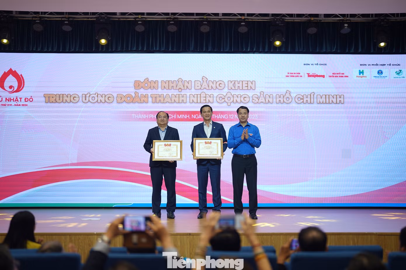 Anh Ngô Văn Cương - Bí thư T.Ư Đoàn trao bằng khen cho Công ty Cổ phần Phát triển Hùng Hậu và Trường Đại học Văn Hiến vì đã có những đóng góp tích cực và hiệu quả trong chương trình Chủ nhật Đỏ.