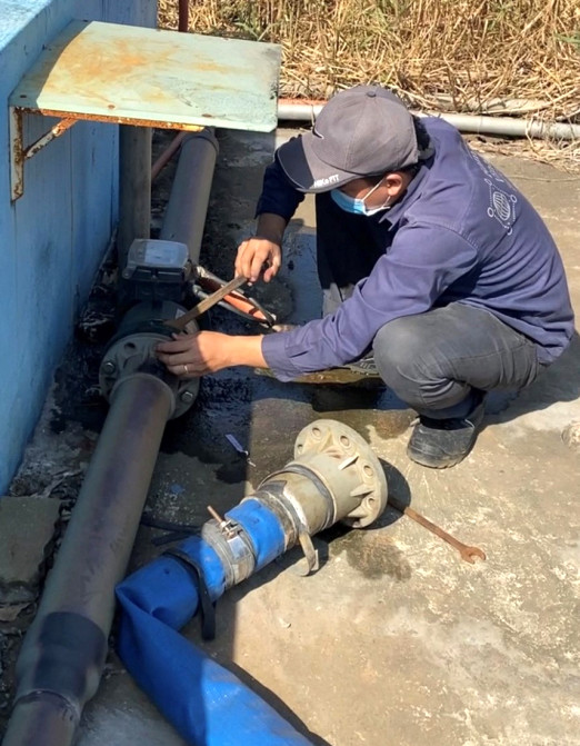 Công ty TNHH KBec Vina đã cho lắp đặt đường ống nhựa mềm màu xanh đường kính 100mm nối từ bể chứa nước thải sau xử lý, đầu nối vào hố ga thoát nước mưa chung trên đường D1, thị xã Phú Mỹ.