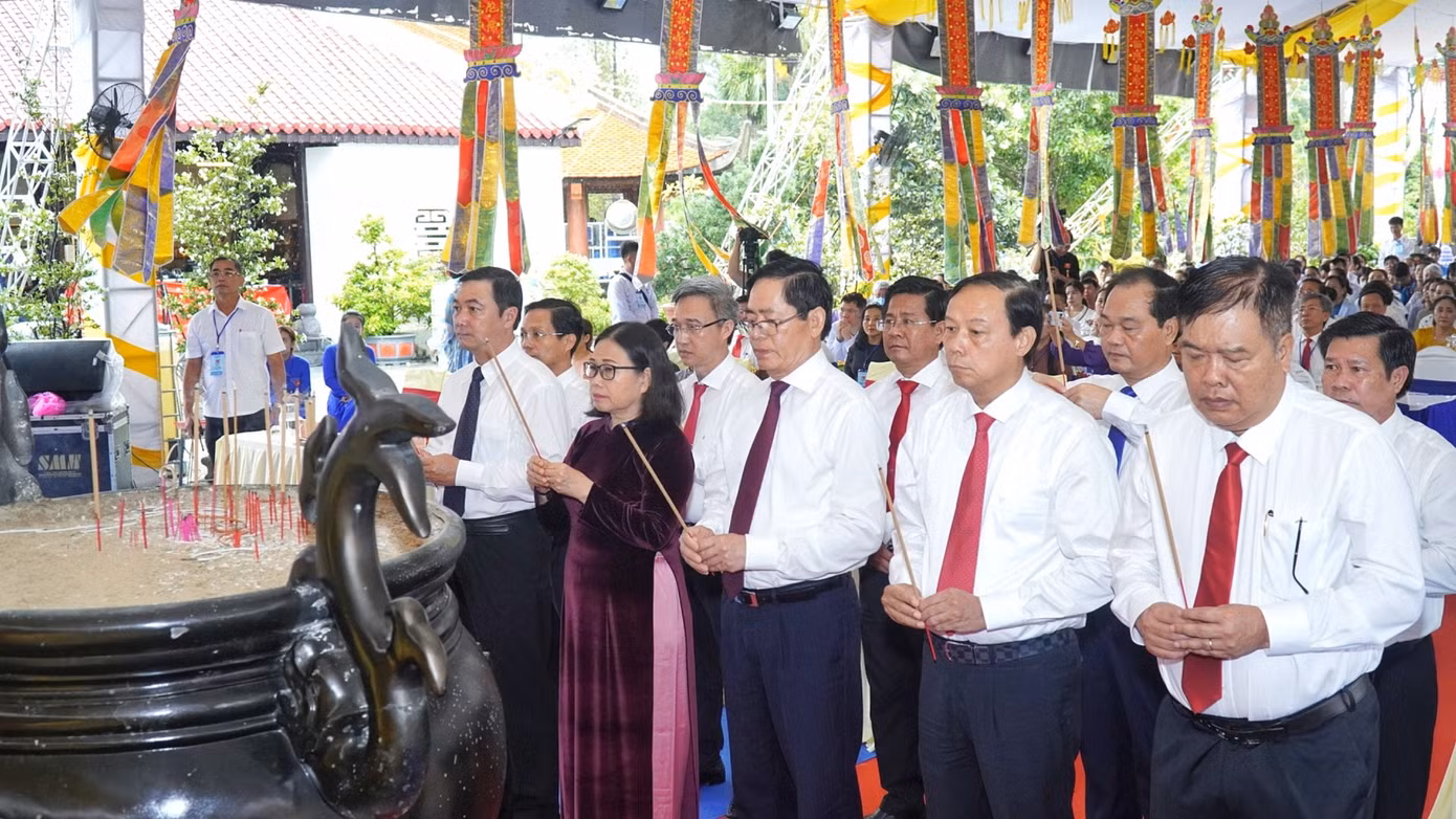 Lãnh đạo tỉnh Bà Rịa-Vũng Tàu dâng hương tưởng niệm các anh hùng liệt sĩ, chiến sĩ cách mạng và đồng bào yêu nước đã hy sinh. Lãnh đạo tỉnh Bà Rịa-Vũng Tàu dâng hương tưởng niệm các anh hùng liệt sĩ, chiến sĩ cách mạng và đồng bào yêu nước đã hy sinh.