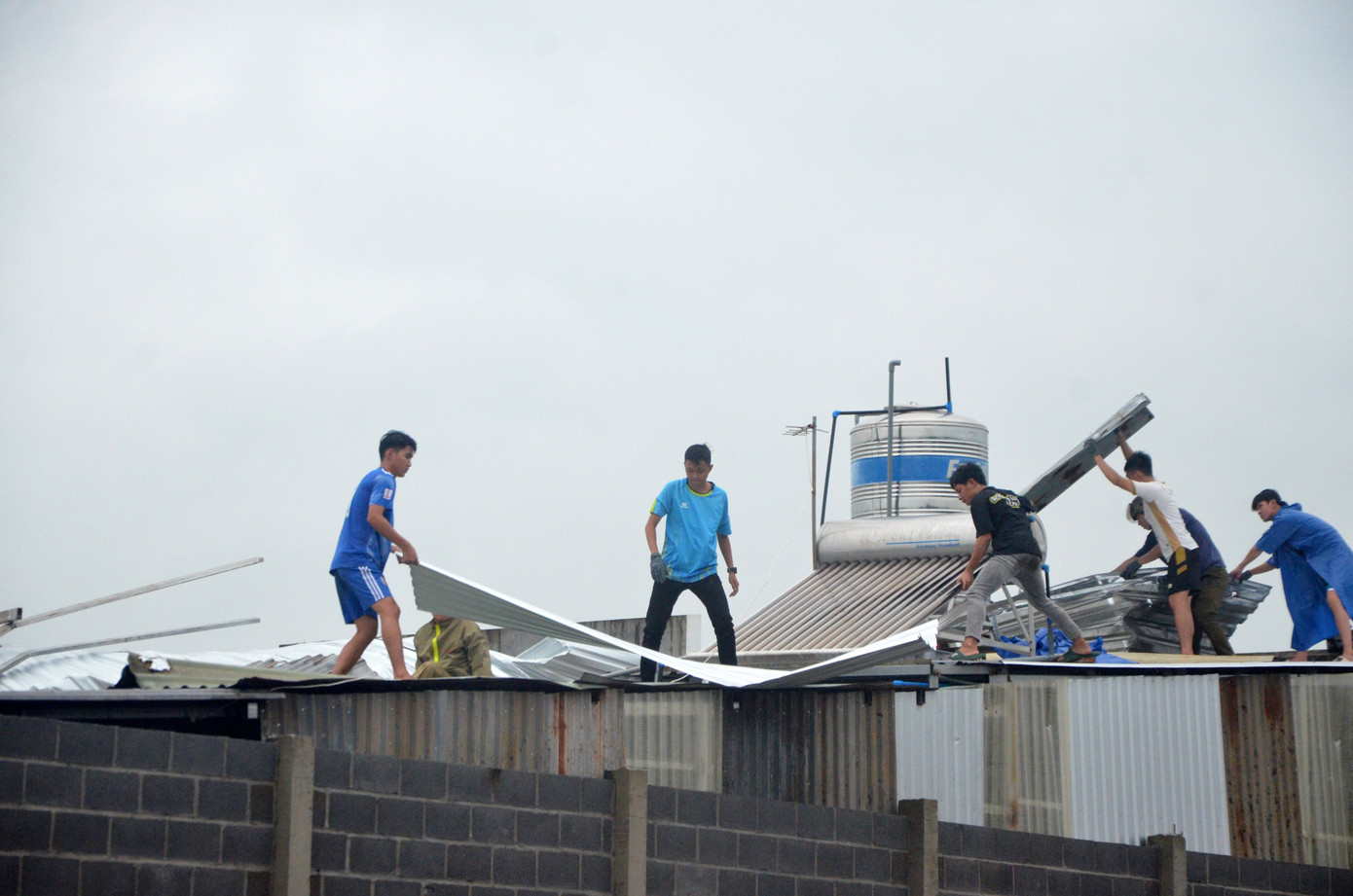 Người dân ở huyện Đất Đỏ, tỉnh Bà Rịa-Vũng Tàu sửa nhà để ổn định lại cuộc sống. Ảnh: Báo Bà Rịa-Vũng Tàu. Người dân ở huyện Đất Đỏ, tỉnh Bà Rịa-Vũng Tàu sửa nhà để ổn định lại cuộc sống. Ảnh: Báo Bà Rịa-Vũng Tàu.