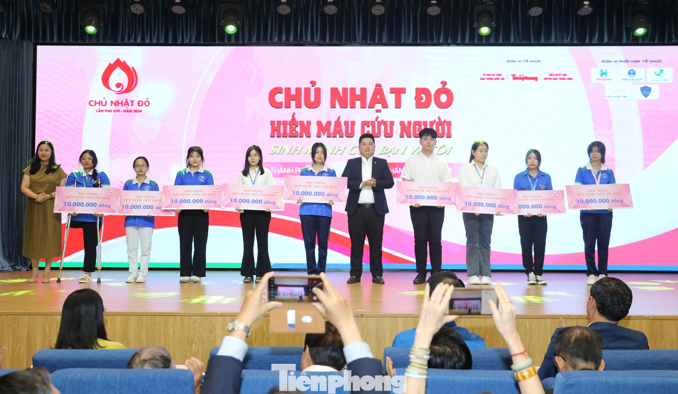 Tại chương trình, Quỹ Trái tim Hùng Hậu trích 100 triệu đồng để trao tặng 10 phần học bổng, mỗi phần trị giá 10 triệu đồng đến 10 sinh viên của Trường Đại học Văn Hiến có kết quả học tập xuất sắc, luôn cố gắng vượt khó vươn lên trong học tập và cuộc sống.