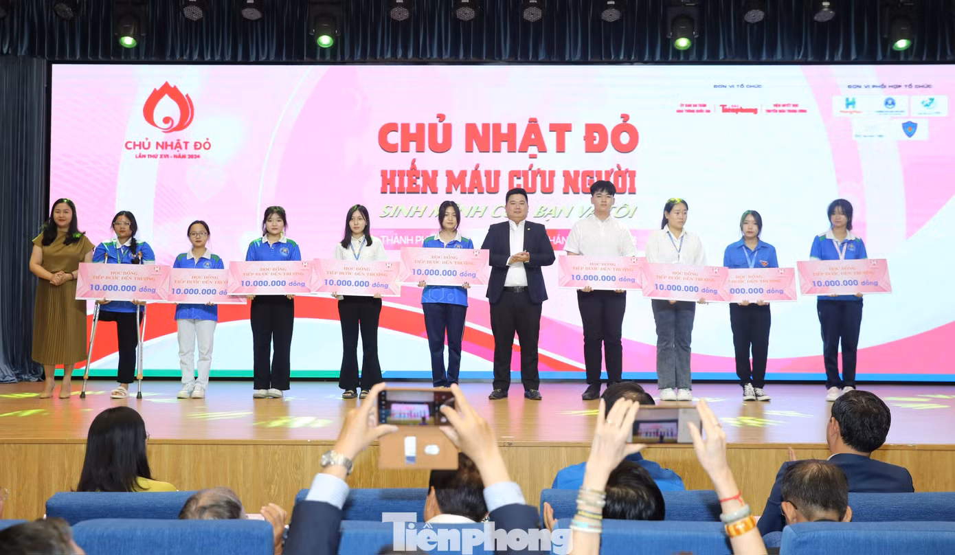 Tại chương trình, Quỹ Trái tim Hùng Hậu trích 100 triệu đồng để trao tặng 10 phần học bổng, mỗi phần trị giá 10 triệu đồng đến 10 sinh viên của Trường Đại học Văn Hiến có kết quả học tập xuất sắc, luôn cố gắng vượt khó vươn lên trong học tập và cuộc sống.