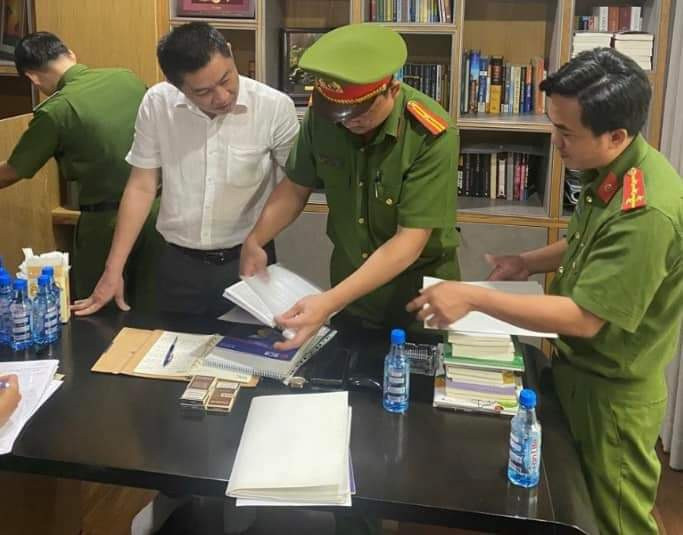 Cơ quan CSĐT Công an tỉnh Đồng Nai thu thập tài liệu tại nơi làm việc của bị can Nguyễn Khánh Hưng. Cơ quan CSĐT Công an tỉnh Đồng Nai thu thập tài liệu tại nơi làm việc của bị can Nguyễn Khánh Hưng.