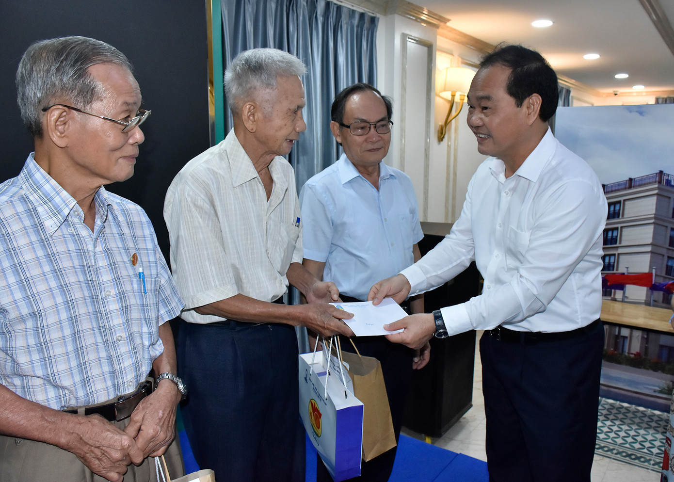 Ông Mai Ngọc Thuận - Phó Chủ tịch HĐND tỉnh Bà Rịa - Vũng Tàu, tặng quà các cựu tù tại buổi gặp mặt. Ảnh: Báo Bà Rịa - Vũng Tàu.