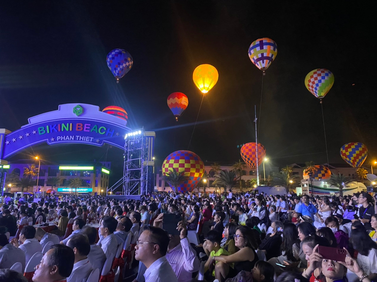 Đông đảo người dân tham dự lễ khai mạc Năm Du lịch quốc gia 2023 với chủ đề “Bình Thuận - Hội tụ xanh”.