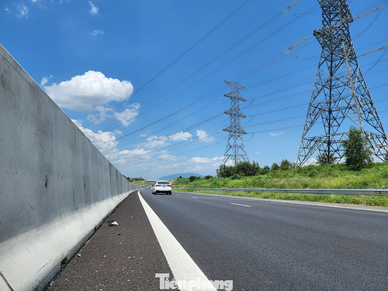 Ngay tại lý trình Km25+419 của cao tốc Phan Thiết - Dầu Giây có đường điện cao thế chạy ngang qua.