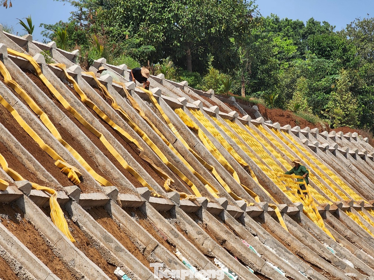 Công nhân vẫn đang tất bật thi công mái núi chống sạt lở. Công nhân vẫn đang tất bật thi công mái núi chống sạt lở.