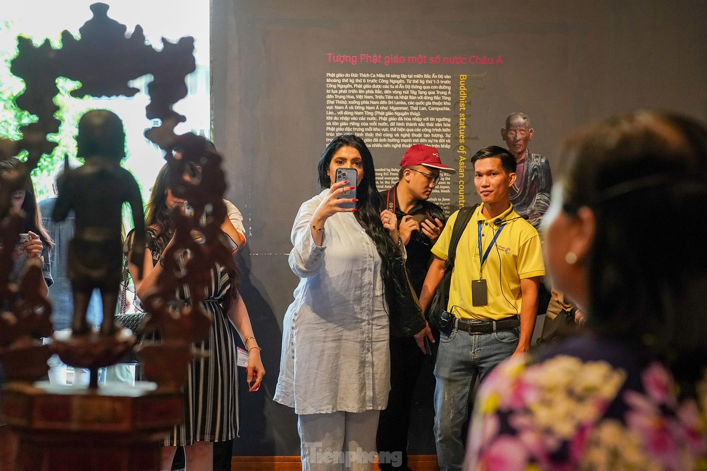 Du khách tham quan TPHCM.