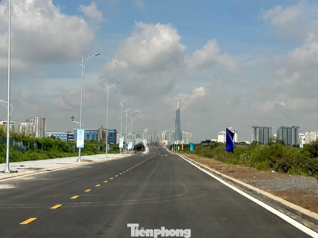 Đường song hành cao tốc TPHCM - Long Thành - Dầu Giây nhìn về hướng nút giao An Phú, TP. Thủ Đức.