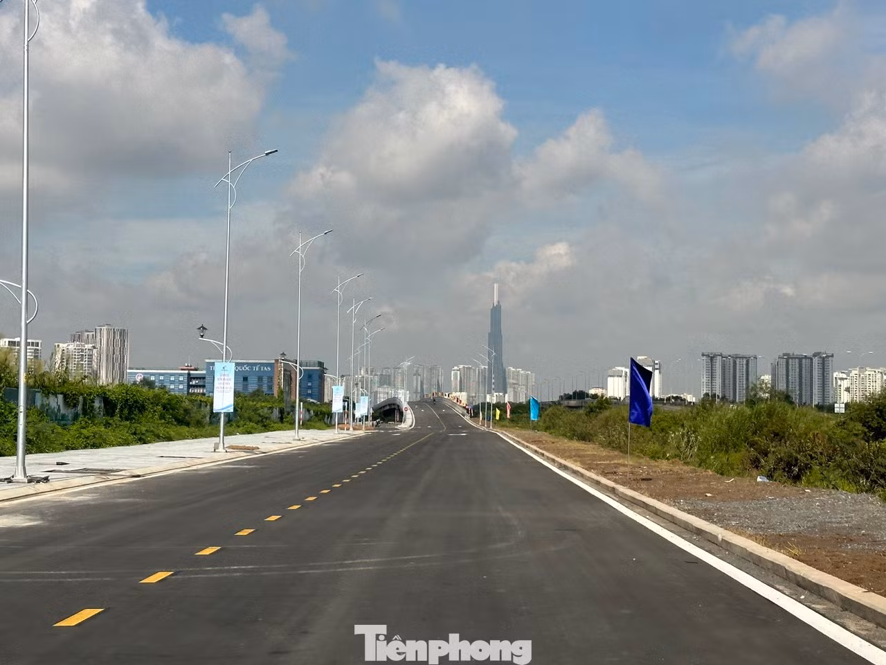 Đường song hành cao tốc TPHCM - Long Thành - Dầu Giây nhìn về hướng nút giao An Phú, TP. Thủ Đức.