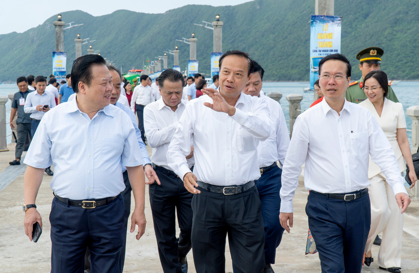 Chủ tịch nước Võ Văn Thưởng tham quan, trao đổi với lãnh đạo tỉnh Bà Rịa - Vũng Tàu về công trình cảng Tàu khách Côn Đảo.