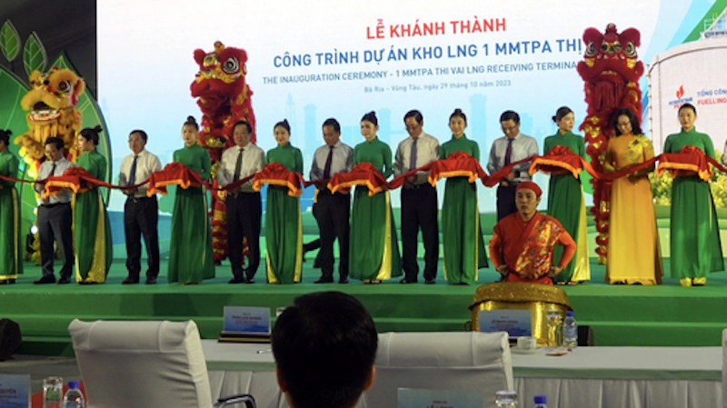 Phó Thủ tướng Trần Lưu Quang và các đại biểu cắt băng khánh thành dự án kho LNG 1 triệu tấn.
