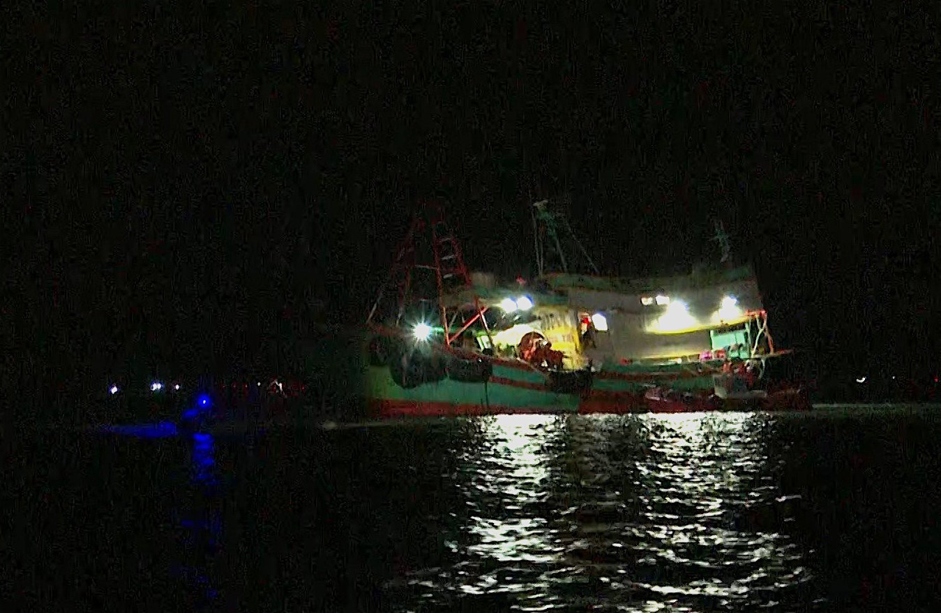 Lực lượng chức năng dẫn giải 4 tàu cá vi phạm về khu vực neo đậu tại TP Vũng Tàu để phục vụ công tác điều tra.