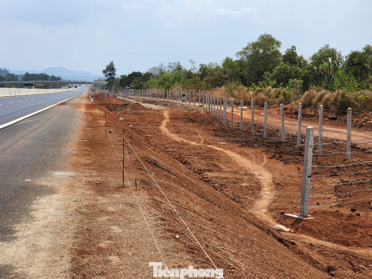 Nhiều đoạn hộ lan bị bỏ trống, căng dây chờ lắp đặt. Nhiều đoạn hộ lan bị bỏ trống, căng dây chờ lắp đặt.