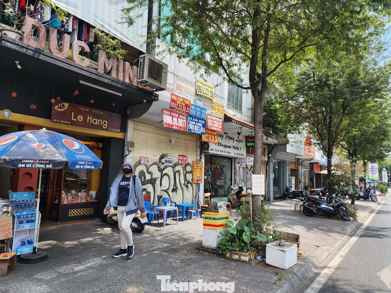 Đường Lê Thánh Tôn (quận 1) được mệnh danh là "đất vàng" của TPHCM nhưng vẫn chi chít bảng cho thuê nhà.
