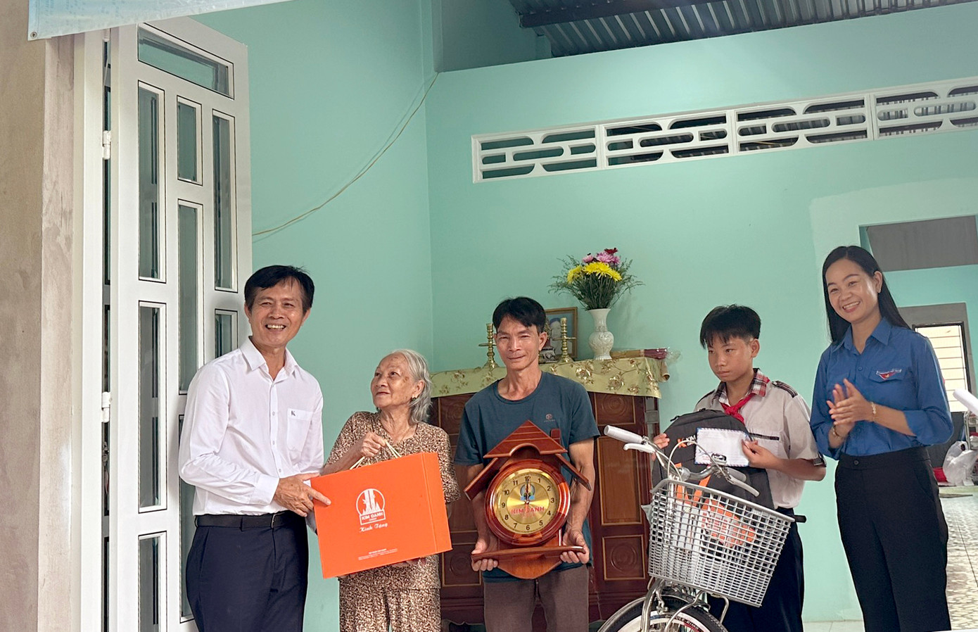 Dịp vui này, em Định cũng được các bộ địa phương tặng quà, xe đạp, ba lô, đồng hồ để em chuẩn bị bước vào năm học mới. Dịp vui này, em Định cũng được các bộ địa phương tặng quà, xe đạp, ba lô, đồng hồ để em chuẩn bị bước vào năm học mới.