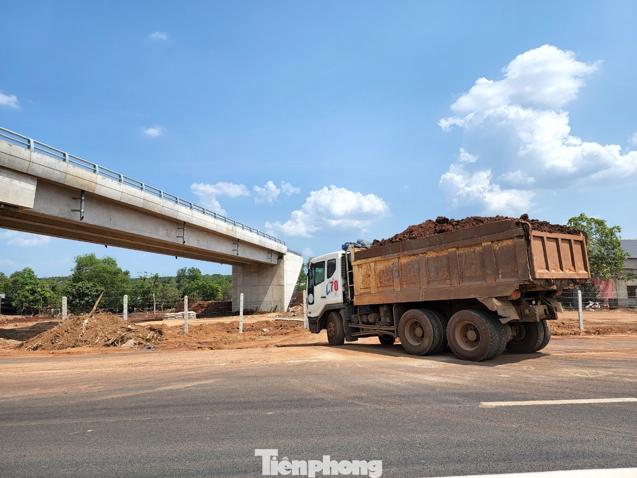 Xe ben chở đất chạy trên cao tốc Phan Thiết-Dầu Giây rơi vãi đất cát, gây mất vệ sinh. Xe ben chở đất chạy trên cao tốc Phan Thiết-Dầu Giây rơi vãi đất cát, gây mất vệ sinh.