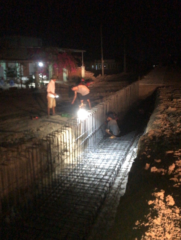 Công nhân đan sắt để chuẩn bị cho việc đổ bê tông vào ban đêm. Công nhân đan sắt để chuẩn bị cho việc đổ bê tông vào ban đêm.