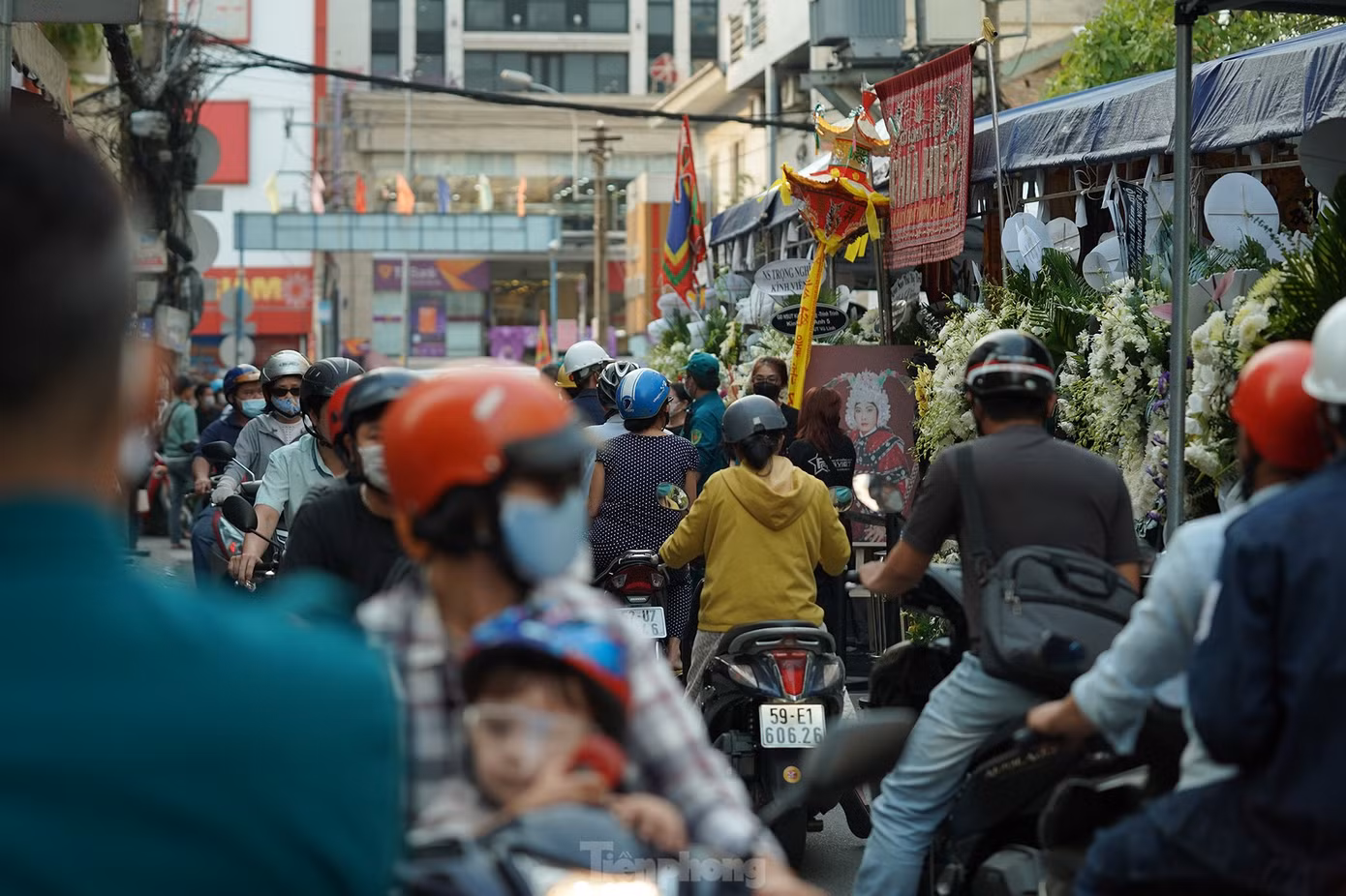 Lực lượng dân quân tự vệ làm việc vất vả trong những ngày qua để phân luồng giao thông, đảm bảo an ninh trật tự. Ảnh: Phạm Nguyễn.