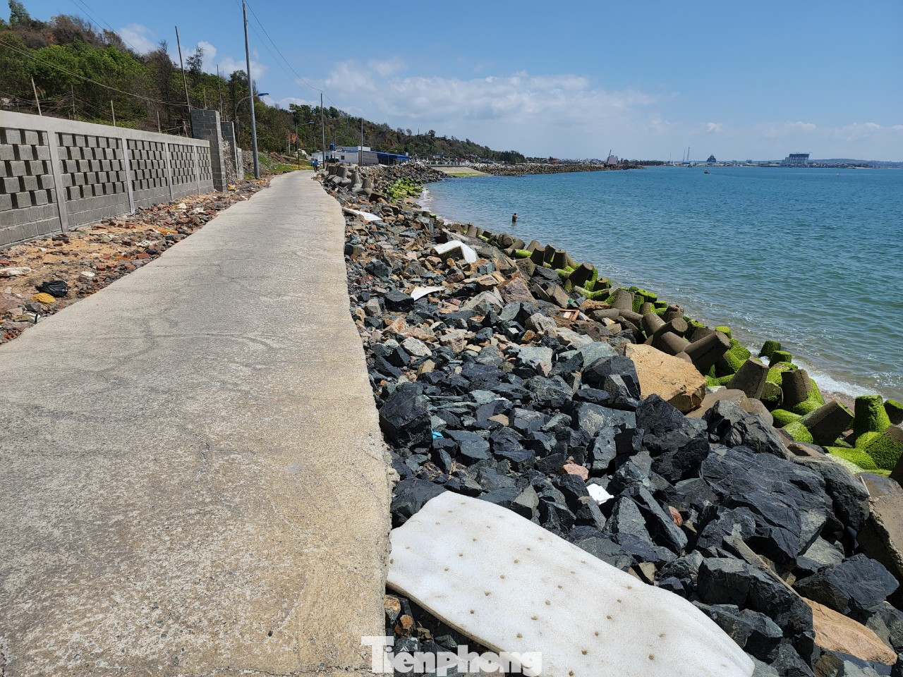 Đúng ra, vị trí xây kè mà Thủ tướng chấp thuận chủ trương đầu tư là đoạn trong ảnh. Đoạn kè này ở thôn Tiến Đức, xã Tiến Thành, TP. Phan Thiết, tỉnh Bình Thuận