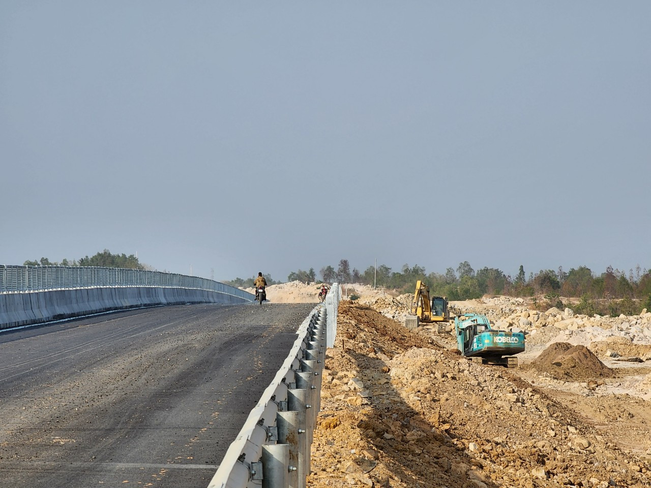 Máy xúc, máy đào đang thi công hệ thống thoát nước trên cao tốc Vĩnh Hảo - Phan Thiết. Máy xúc, máy đào đang thi công hệ thống thoát nước trên cao tốc Vĩnh Hảo - Phan Thiết.