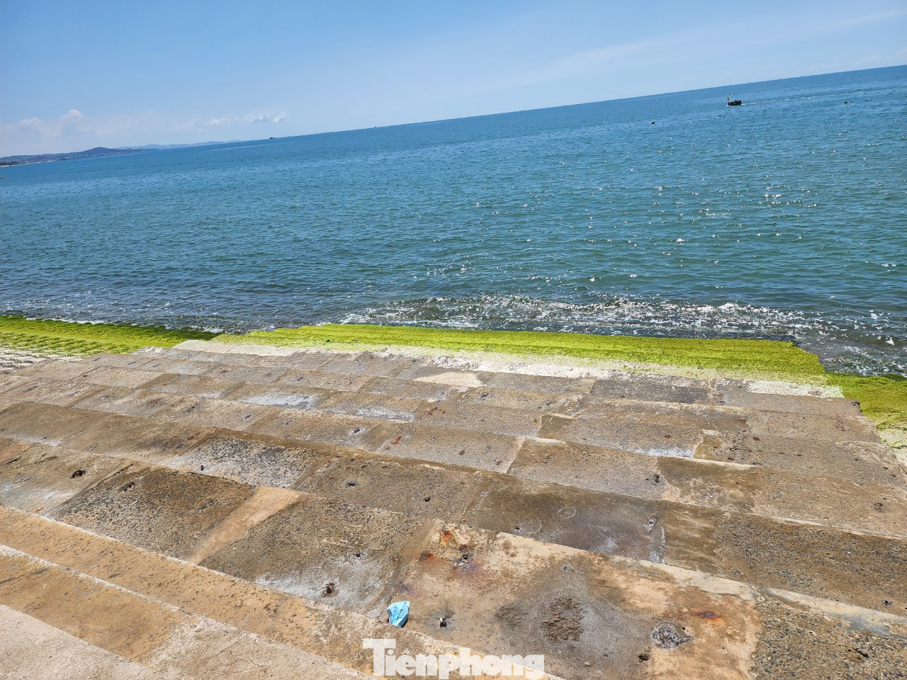 Tuy nhiên toàn bộ đoạn kè tiền tỷ đã được xây dựng lại nằm ở… thôn Tiến Bình, xã Tiến Thành, TP.Phan Thiết, tỉnh Bình Thuận.