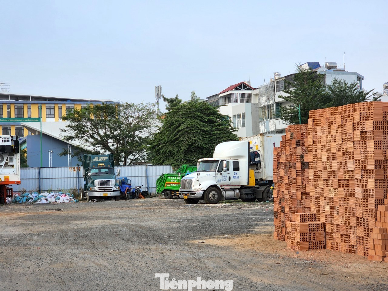 Và làm cả nơi chứa vật liệu xây dựng. Và làm cả nơi chứa vật liệu xây dựng.