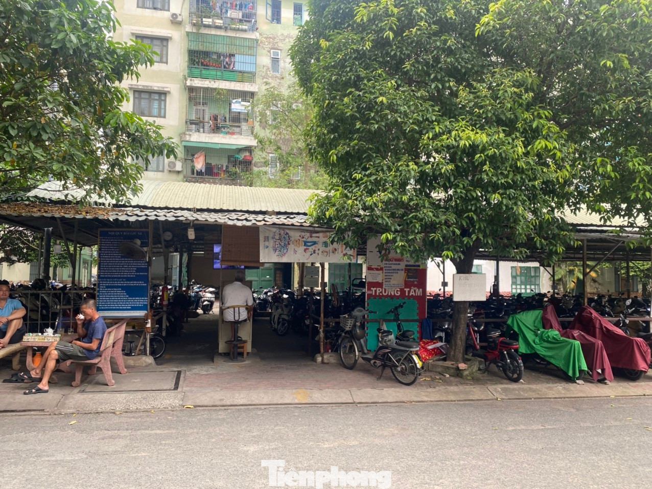 Bãi trông giữ xe máy lấn chiếm cả vỉa hè của người đi bộ.