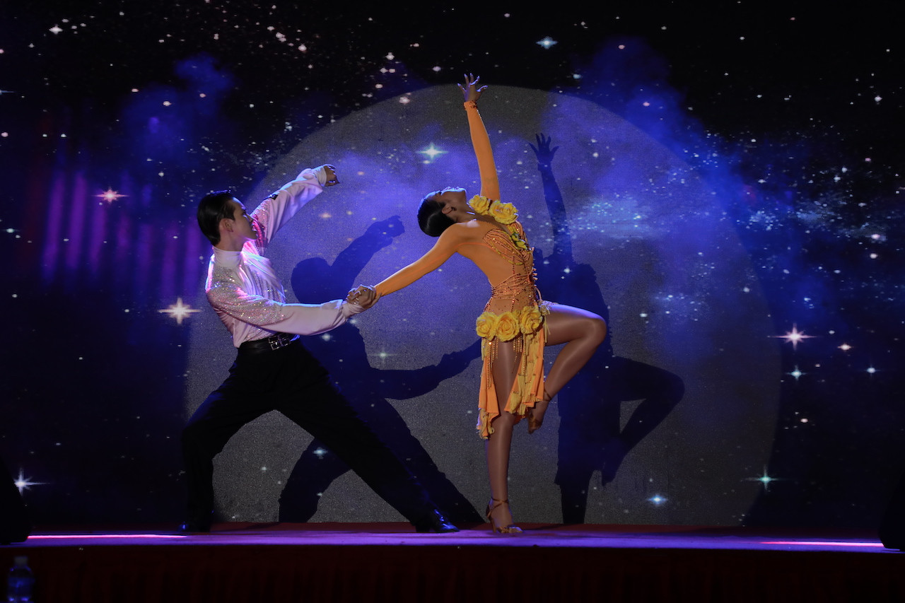 Kiện tướng Ngọc An - Tố Uyên biểu diễn trong đêm ra mắt Viện Văn hóa Nghệ thuật UEF.