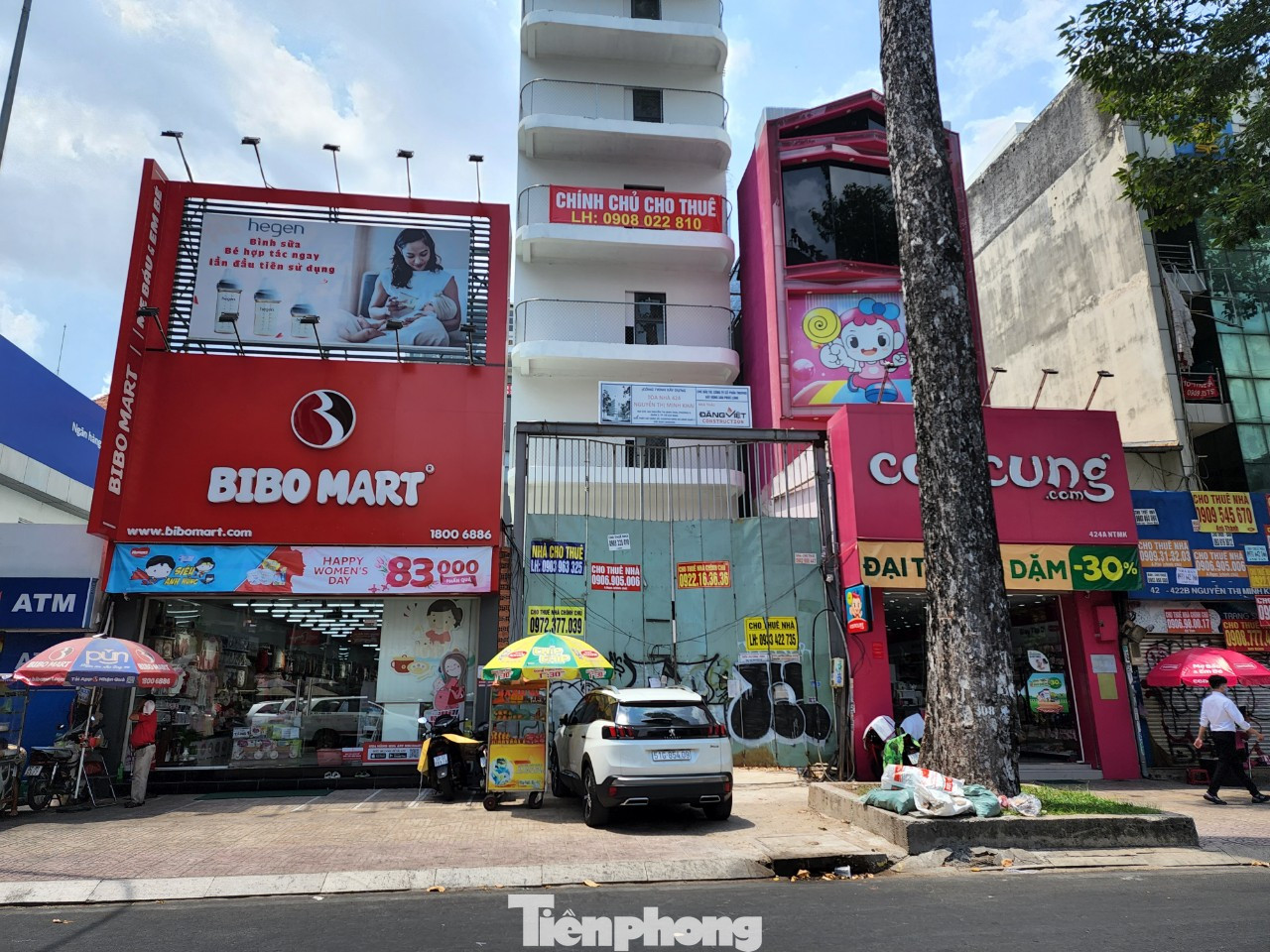 Một căn nhà đang hoàn thiện trên đường Nguyễn Thị Minh Khai đang treo bảng cho thuê.