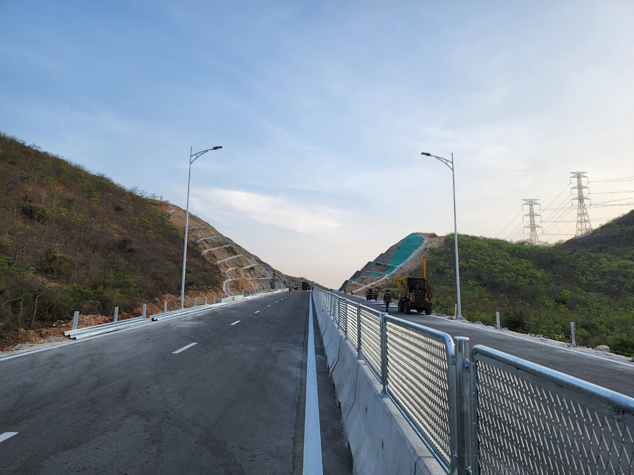 Đoạn cao tốc Vĩnh Hảo - Phan Thiết phải bạt núi để xây dựng sắp hoàn thiện. Đoạn cao tốc Vĩnh Hảo - Phan Thiết phải bạt núi để xây dựng sắp hoàn thiện.