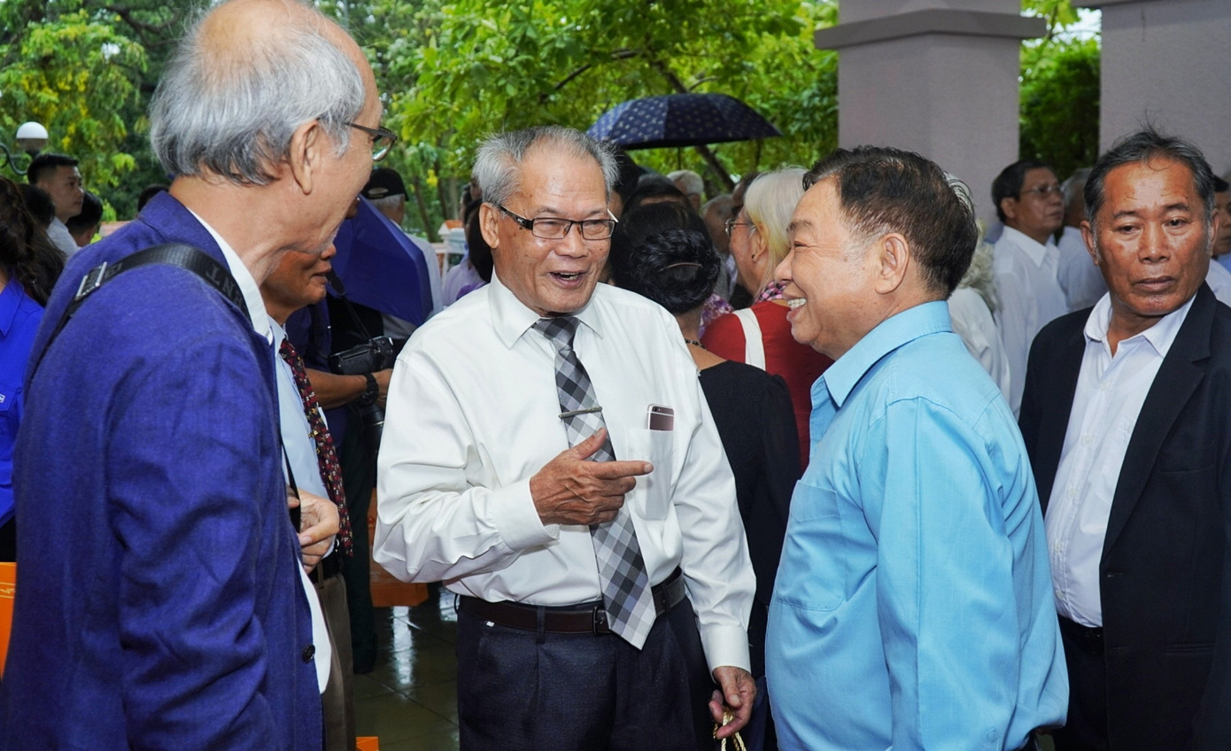 Các đồng chí cựu tù chính trị Côn Đảo ôn lại những ngày tháng kiên trung nhưng đầy gian khó trên mảnh đất Côn Đảo.