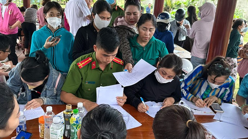 Công an huyện Thống Nhất hướng dẫn người dân khai báo thông tin vụ vỡ hụi.