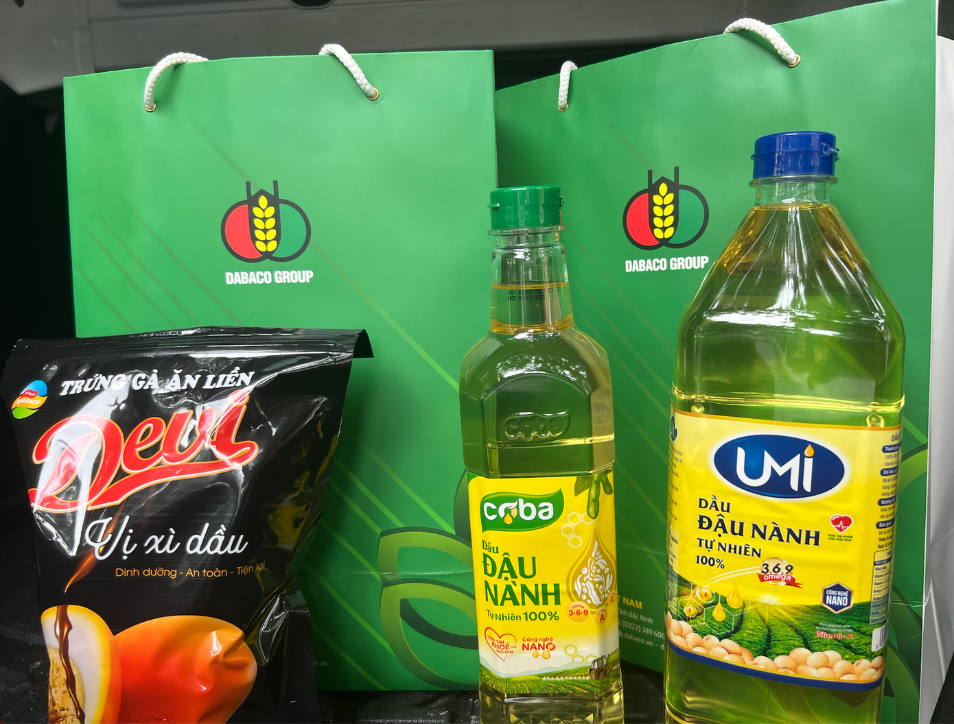 Công ty CP Dabaco tặng cho mỗi cổ đông là 1 gói trứng ăn liền và 2 chai dầu ăn.