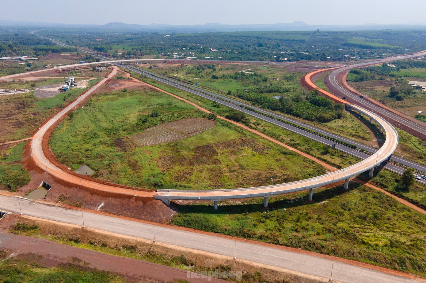 Dự án cao tốc Phan Thiết - Dầu Giây còn thiếu khoảng 620.000 m3 đất đắp nền. Dự án cao tốc Phan Thiết - Dầu Giây còn thiếu khoảng 620.000 m3 đất đắp nền.