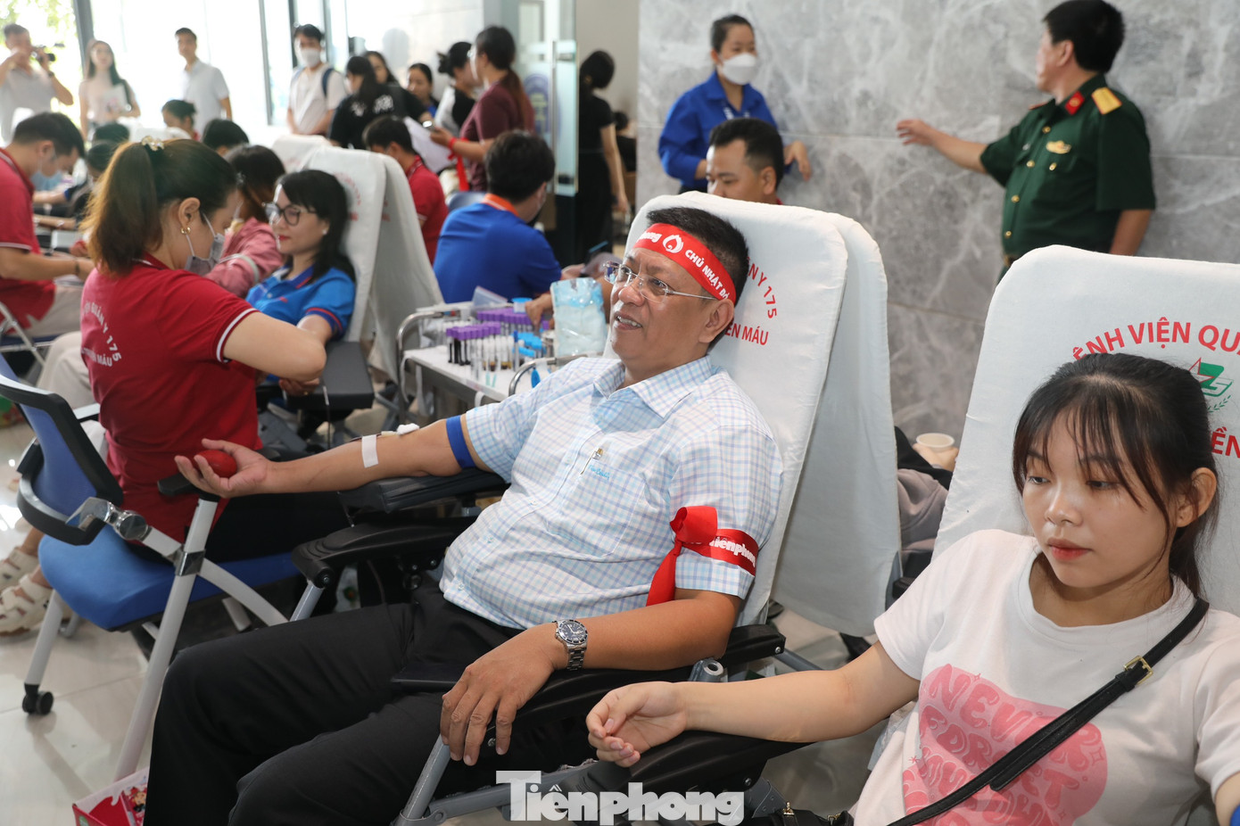 Cán bộ, giảng viên trường Đại học Văn Hiến tham gia hiến máu. Cán bộ, giảng viên trường Đại học Văn Hiến tham gia hiến máu.