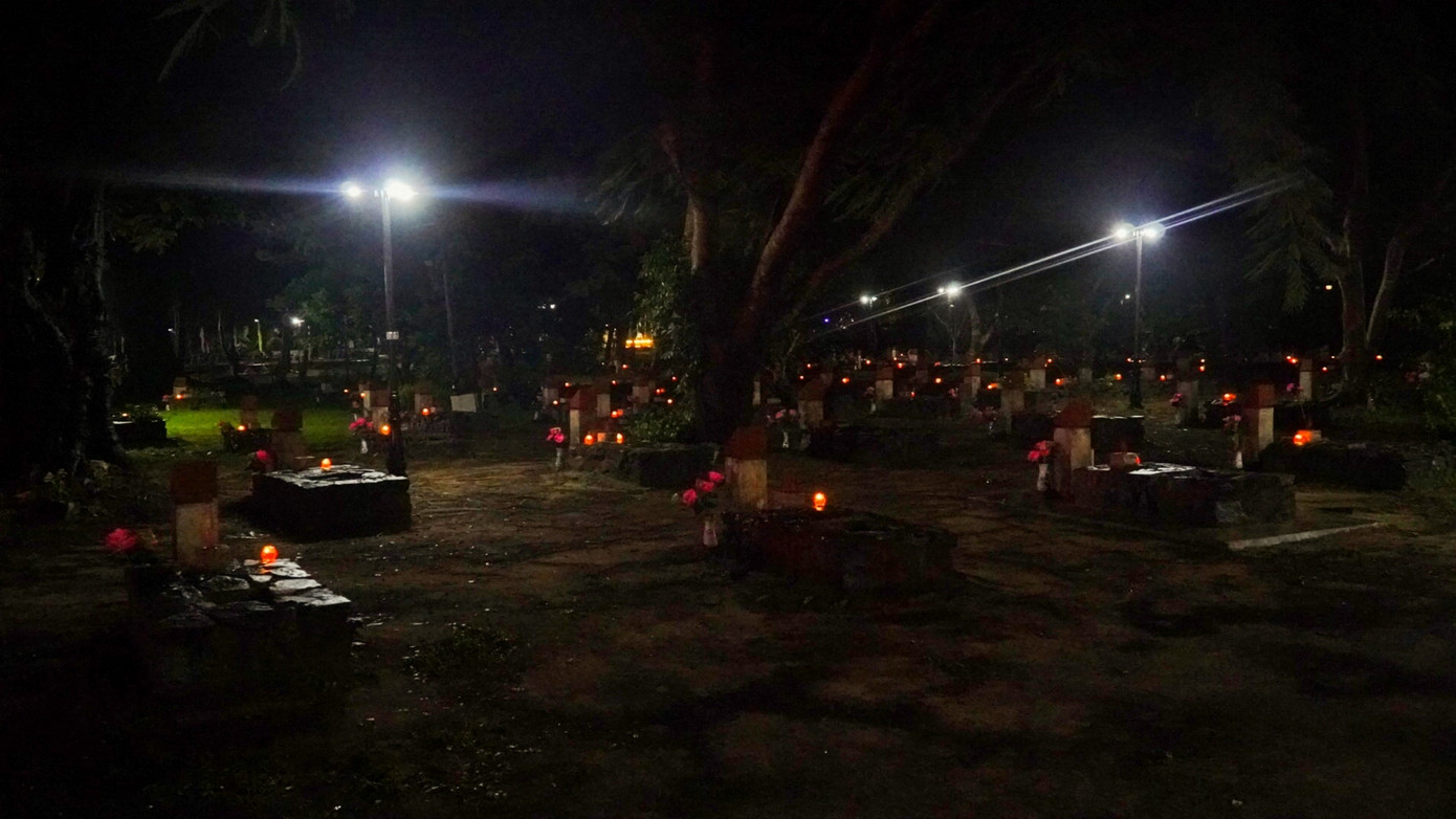 Hơn 3.000 ngọn nến lung linh soi sáng từng ngôi mộ của các anh hùng liệt sĩ, chiến sĩ cách mạng và đồng bào yêu nước tại 4 khu A, B, C, D của Nghĩa trang Hàng Dương.