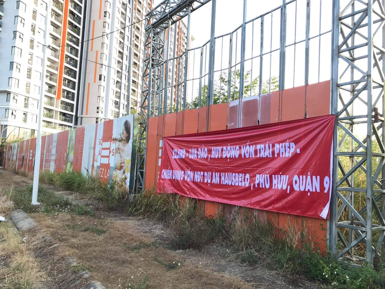 Khách hàng căng băng rôn tại dự án, tố đơn vị phát triển dự án huy động vốn trái phép ở dự án Haus Belo. Khách hàng căng băng rôn tại dự án, tố đơn vị phát triển dự án huy động vốn trái phép ở dự án Haus Belo.