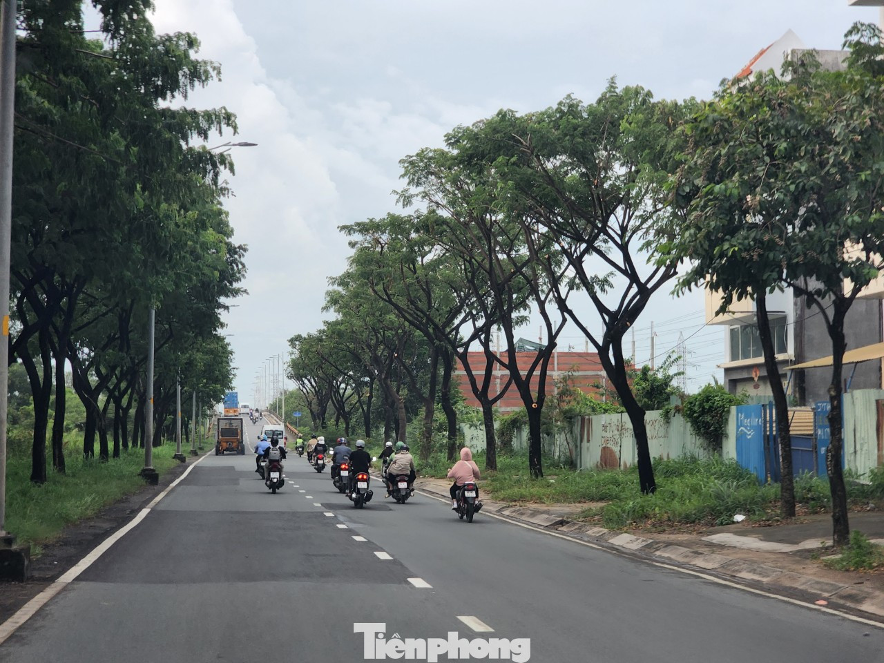 Chưa giải phóng mặt bằng xong khiến 2 bên đường Nguyễn Hữu Thọ, huyện Nhà Bè nhếch nhác.