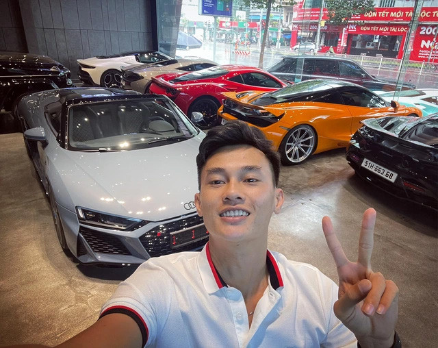 Ông Phan Công Khanh thường khoe ảnh chụp siêu xe trên mạng xã hội.