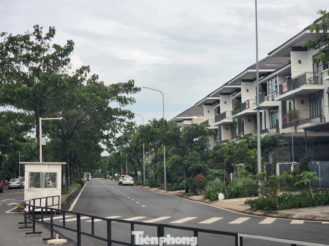 Một khu nhà phố liền kề, biệt thự trên đường Nguyễn Hữu Thọ được rao bán từ 2016 với giá 5 tỷ đồng/căn. Hiện tại đang được giao dịch quanh mức 15-20 tỷ đồng/căn.