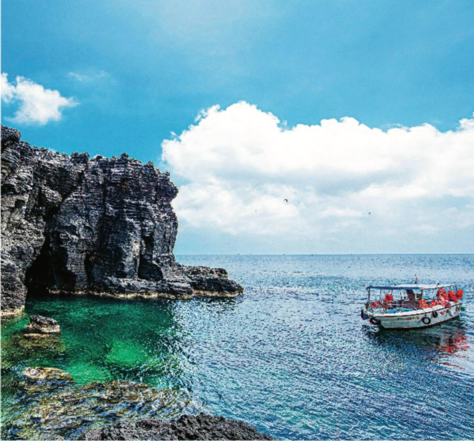 Ở phía Bắc đảo Phú Quý (tỉnh Bình Thuận) cách khoảng 200 - 300m có 3 hòn đảo lẻ nằm cạnh nhau là hòn Đen, hòn Đỏ và hòn Giữa. Hòn Đen toàn đá đen, do đó người dân nơi đây còn gọi là hòn Nghiên hay hòn Mực. Hòn Giữa là một dãy gành đá bén nhọn nằm cạnh Hòn Đen, tựa như cầu nối giữa hòn Đen và hòn Đỏ. Đây là điểm tham quan nổi tiếng của đảo Phú Quý. Ở phía Bắc đảo Phú Quý (tỉnh Bình Thuận) cách khoảng 200 - 300m có 3 hòn đảo lẻ nằm cạnh nhau là hòn Đen, hòn Đỏ và hòn Giữa. Hòn Đen toàn đá đen, do đó người dân nơi đây còn gọi là hòn Nghiên hay hòn Mực. Hòn Giữa là một dãy gành đá bén nhọn nằm cạnh Hòn Đen, tựa như cầu nối giữa hòn Đen và hòn Đỏ. Đây là điểm tham quan nổi tiếng của đảo Phú Quý.