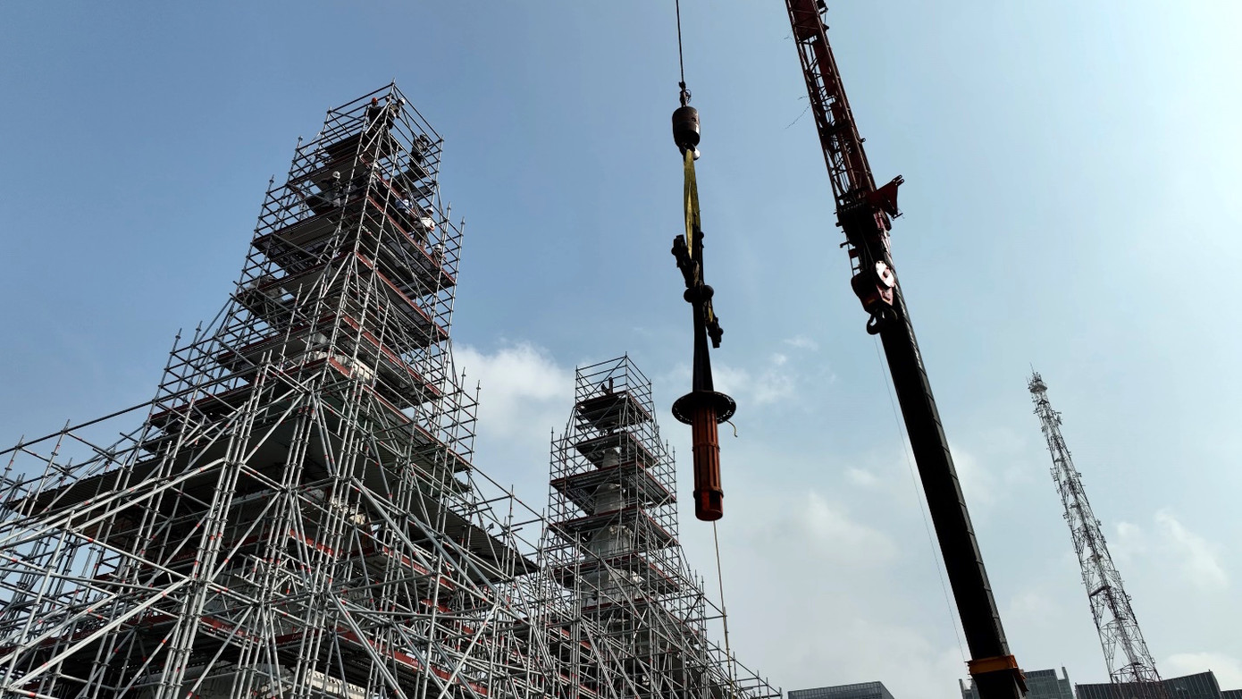 Thánh giá đang được hạ xuống đất. Ảnh: Tổng giáo phận Sài Gòn.