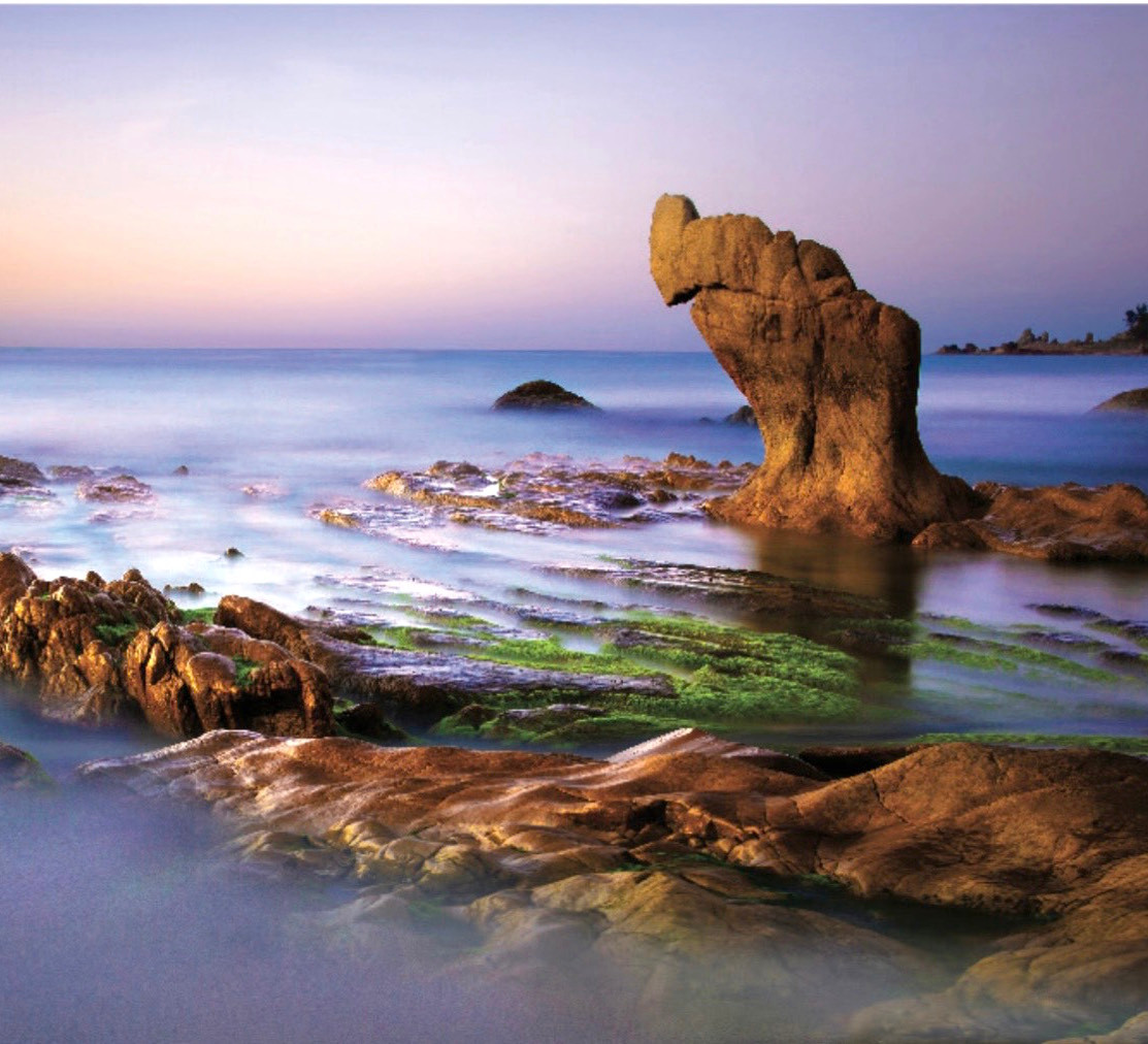 Cách TP Phan Thiết gần 100 km và TPHCM khoảng 300 km, biển Cổ Thạch phù hợp với du lịch 4 mùa. Tuy nhiên, từ cuối tháng 10 đến tháng 3 năm sau là thời điểm đẹp nhất để du khách ghé thăm vì đang vào mùa rêu xanh phủ kín trên những bãi đá. Bãi đá với những hình thù kỳ quái được phủ lên màu xanh kỳ lạ của rêu, thu hút nhiều nhiếp ảnh gia tìm về đây. Cách TP Phan Thiết gần 100 km và TPHCM khoảng 300 km, biển Cổ Thạch phù hợp với du lịch 4 mùa. Tuy nhiên, từ cuối tháng 10 đến tháng 3 năm sau là thời điểm đẹp nhất để du khách ghé thăm vì đang vào mùa rêu xanh phủ kín trên những bãi đá. Bãi đá với những hình thù kỳ quái được phủ lên màu xanh kỳ lạ của rêu, thu hút nhiều nhiếp ảnh gia tìm về đây.