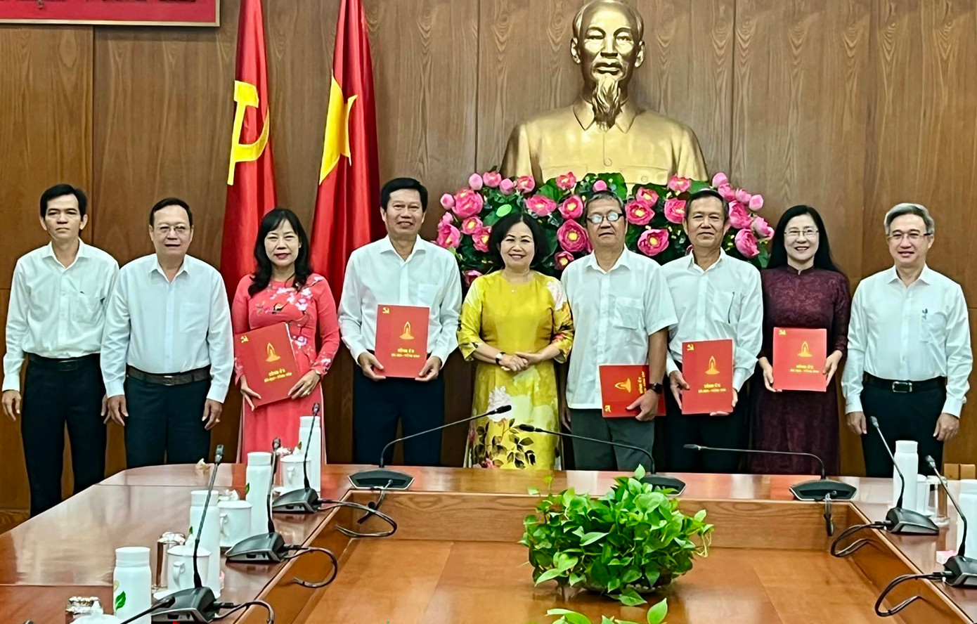 Bà Nguyễn Thị Yến trao quyết định nghỉ hưu cho 5 cán bộ thuộc diện Ban Thường vụ Tỉnh ủy quản lý. Bà Nguyễn Thị Yến trao quyết định nghỉ hưu cho 5 cán bộ thuộc diện Ban Thường vụ Tỉnh ủy quản lý.